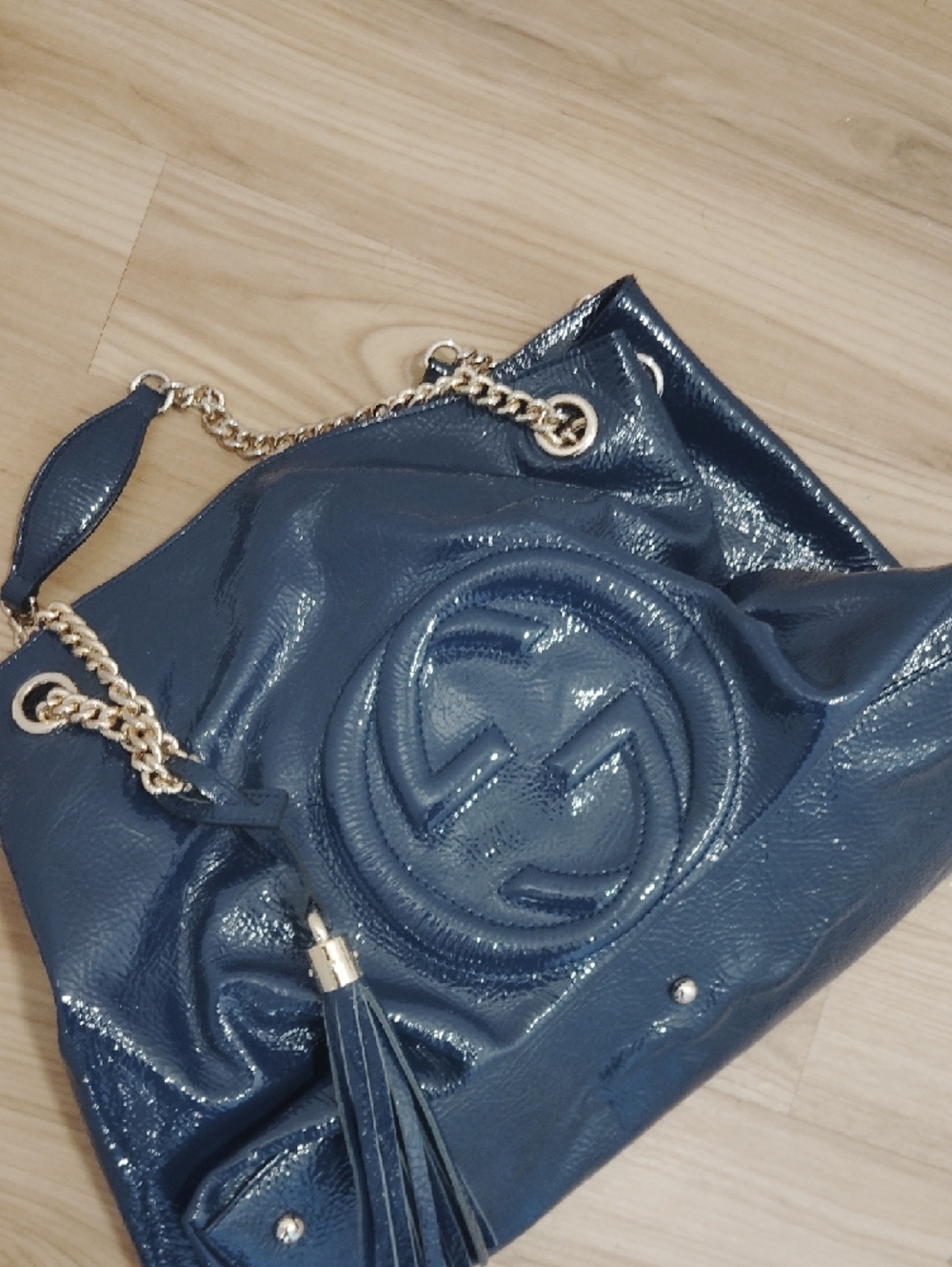 Pre- loved Gucci Patent Leather Chain Shoulder Bag in Navy. - Picture 12 of 12